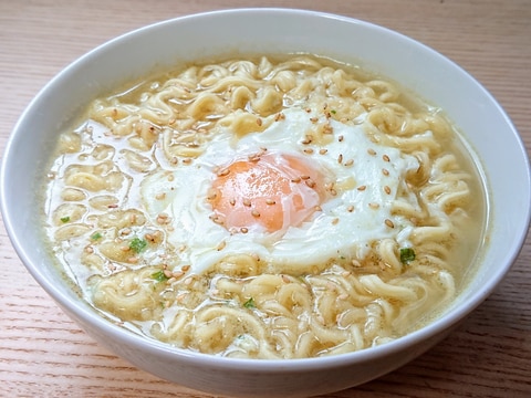 インスタントで☆落とし卵の塩ラーメン